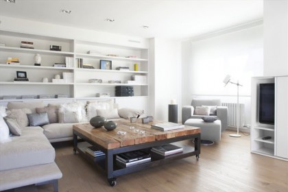 Vivienda en Llavaneres: Bianco e legno a Barcellona
