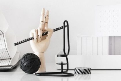 Accessori di moda: wooden hand by Hay