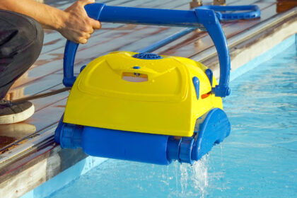 Immersione di un robot piscina senza filo a batteria per l'avvio della pulizia automatica.