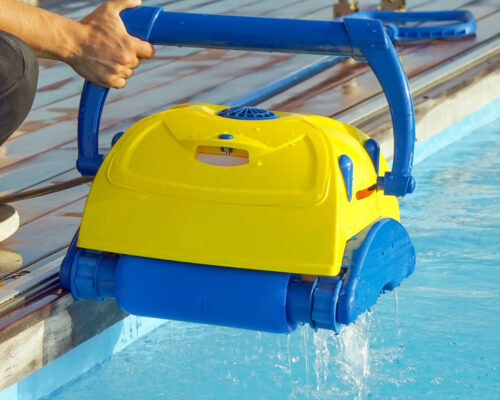 Immersione di un robot piscina senza filo a batteria per l'avvio della pulizia automatica.