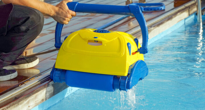 Immersione di un robot piscina senza filo a batteria per l'avvio della pulizia automatica.