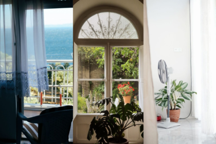 Come rendere una casa più fresca senza aria condizionata: strategie naturali per vivere meglio l’estate